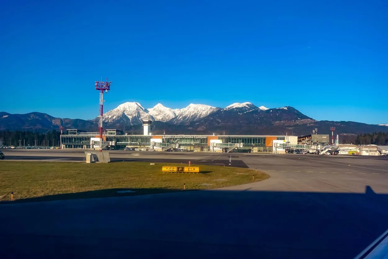 L'aeroporto di Lubiana circondato dalle montagne