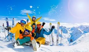 Familie poserer efter skiløb