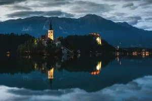 Vista nocturna del lago Bled