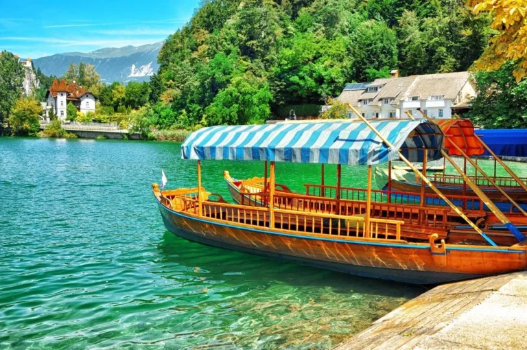 Pletna boot bij het meer van Bled