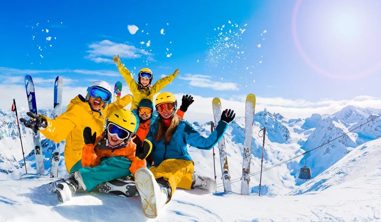 Familie van skiërs foto op een zonnige dag