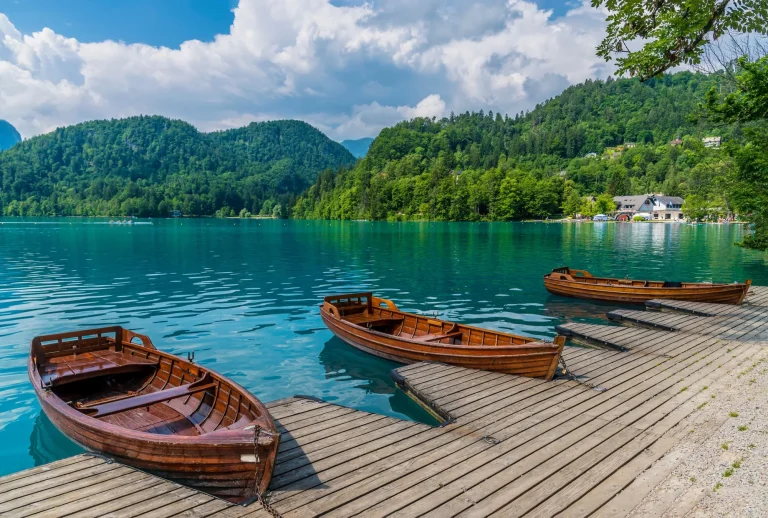 ein Blick vorbei an Booten entlang des Ufers des Lake Bled in Bled skaliert