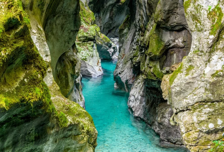 henkeäsalpaava näkymä turkoosiin puroon kallioisessa Tolminin rotkossa Sloveniassa mittakaavassa