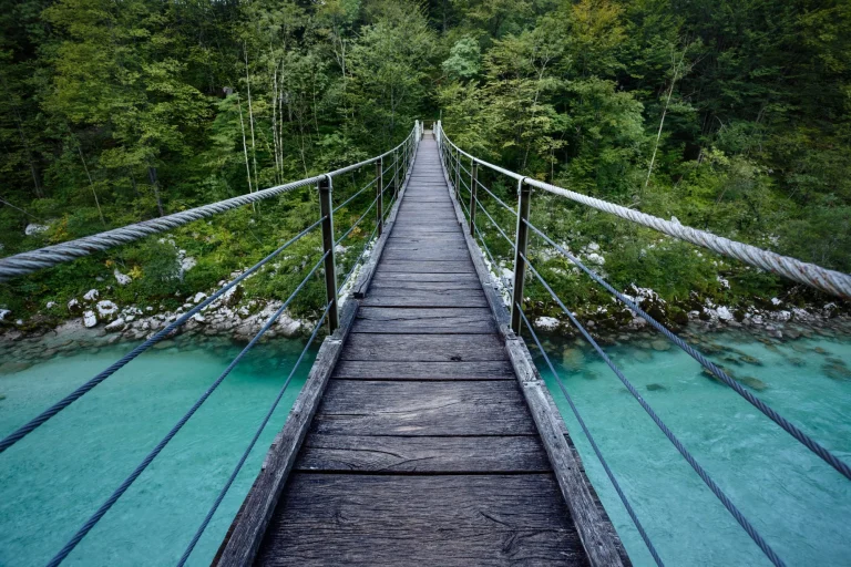 escalada del puente sobre el rio soca en el parque nacional de triglav