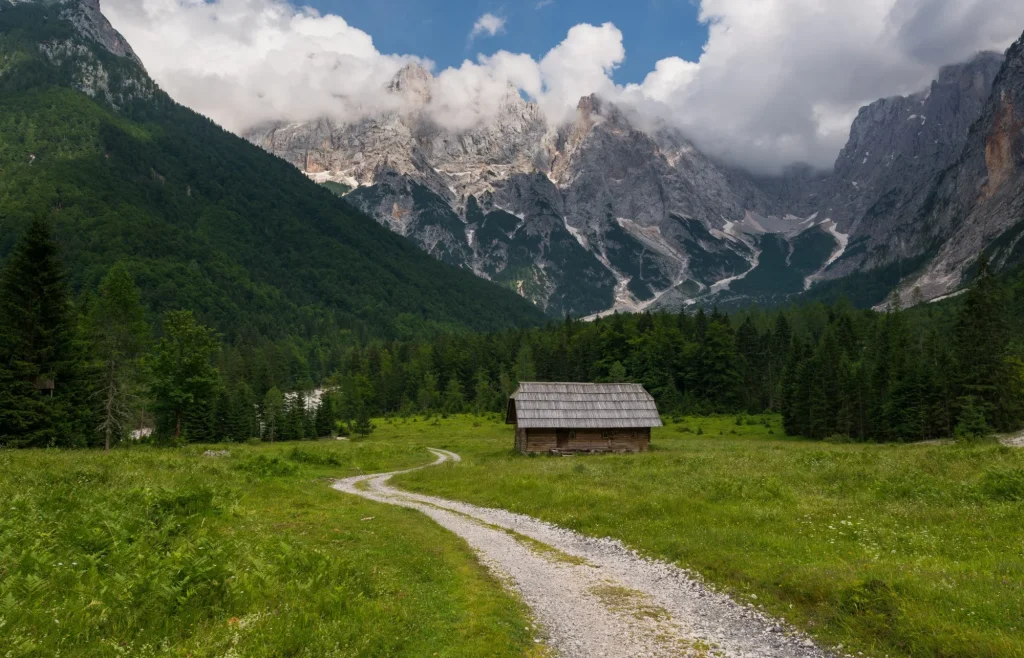 huisje in de vallei van krnica met bergen van de julische alpen op de achtergrond geschaald
