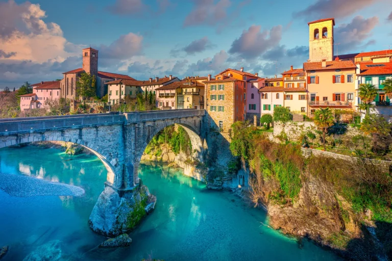 Djävulsbron i Cividale del Friuli skalenlig