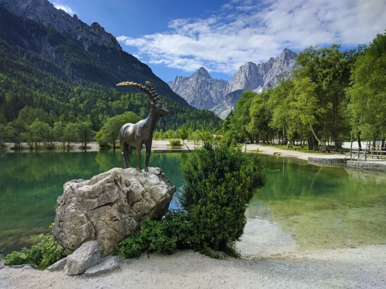 lago jasna y estatua de la cabra montés en kranjska gora a escala