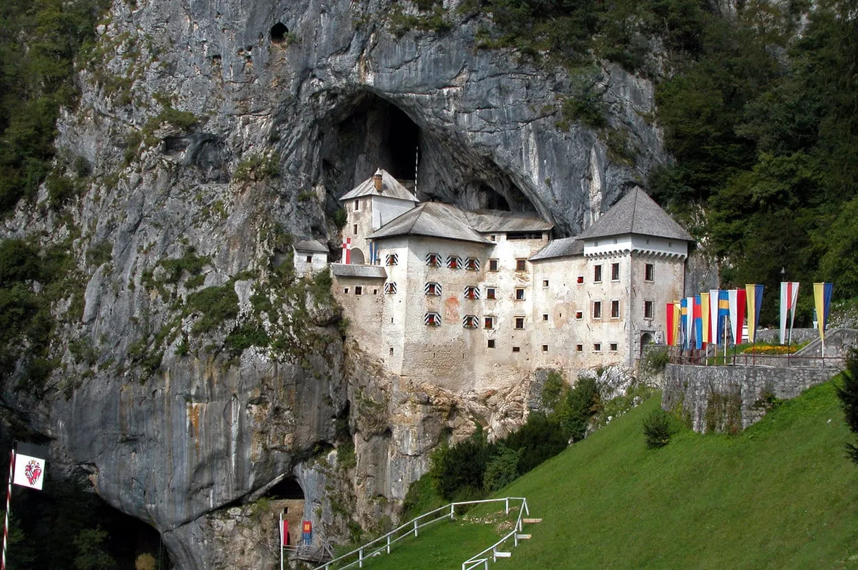 Predjama kasteel, de grootste grot kasteel in de wereld