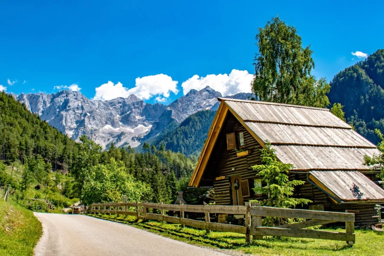pintoresca casa alpina de madera en zgornje jezersko escalada