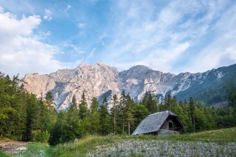 klein huis hut in zgornje jezersko met kamnik savinja alpen geschaald