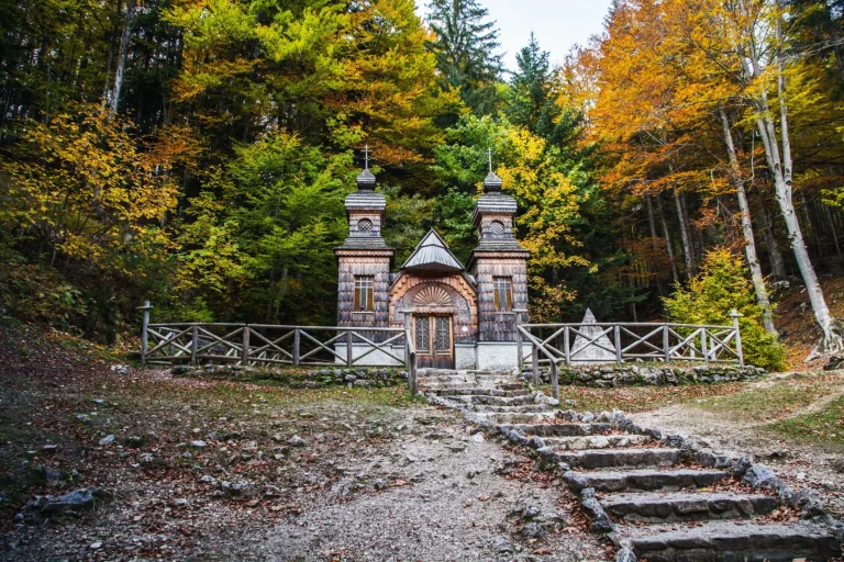 die russische kapelle im triglav-nationalpark in slowenien skaliert