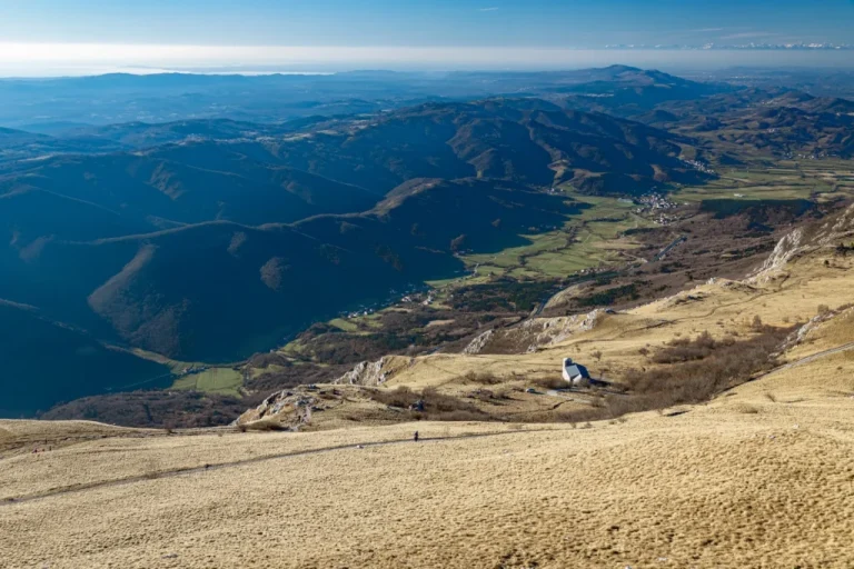 utsikt från toppen av berget nanos och vipava-dalen med stenkyrkan st scaled x