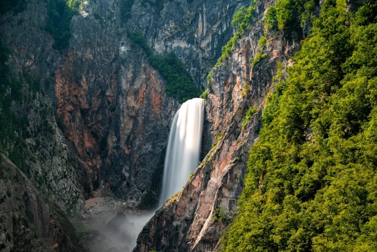 Blick auf den Boka-Wasserfall im Maßstab