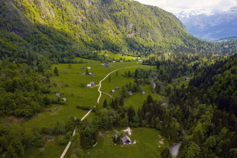 valle de voje en eslovenia, cerca del lago bohinj a escala